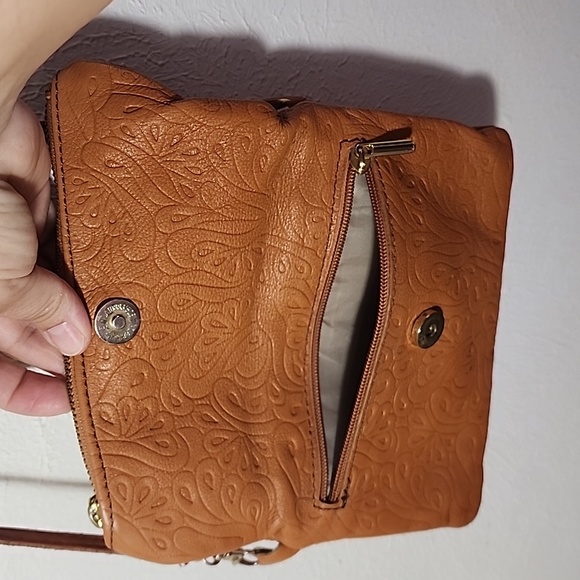 Floral etched fold over crossbody yellow/tan purse - Picture 8 of 12